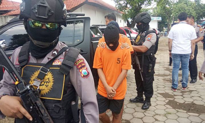 Tiga pelaku saat dibawa petugas.