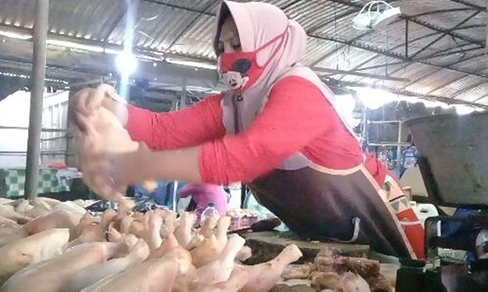 Juhariyah, salah satu pedagang daging ayam potong di pasar tradisional Kolpajung, Pamekasan. 