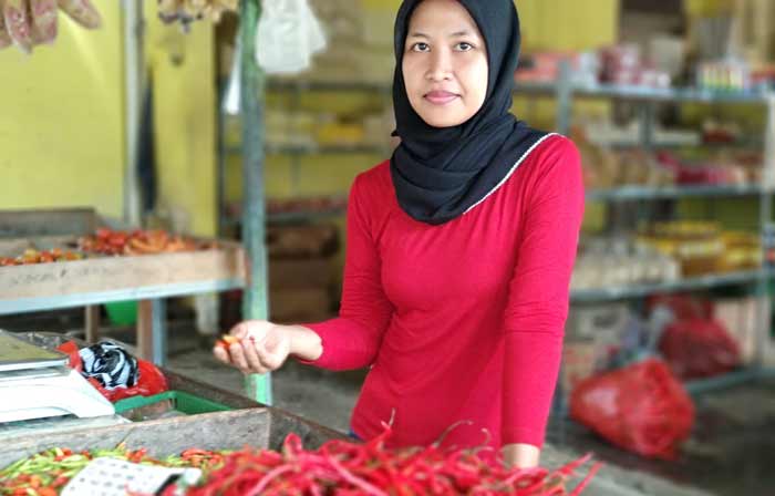 Nur, salah seorang pedagang sayuran di Pacitan. foto: YUNIARDI SUTONDO/ BANGSAONLINE