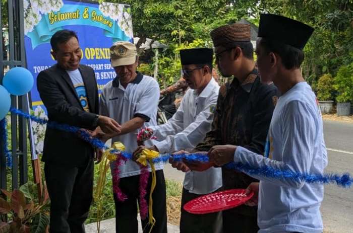 Kades Sembunganyar, Abdul Khobir (tiga dari kanan) menggunting pita saat launching unit usaha bengkel milik Bumdes Makmur Sentosa. FOTO: ist.