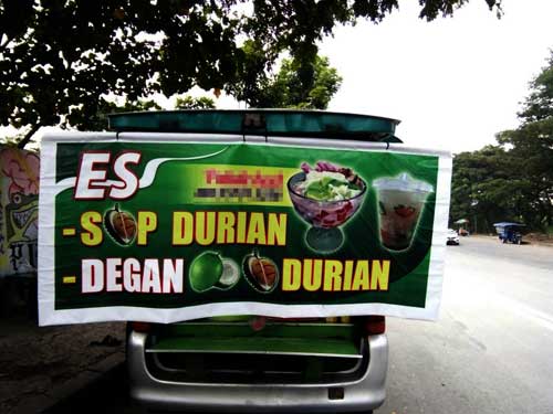Jualan di mobil, aman dari obrakan. foto: Dhian Bintariana/ BANGSAONLINE