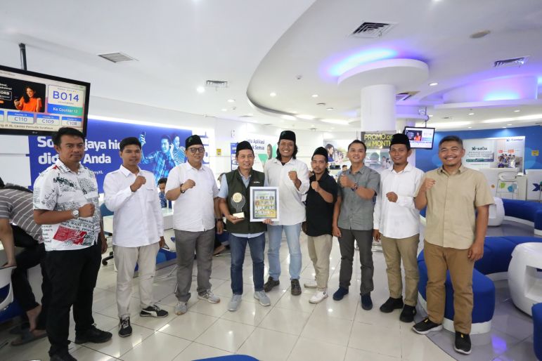  Forkom Jurnalis Nahdliyin menyerahkan penghargaan Tokoh Muda Nahdliyin Inspiratif 2025 kepada Dodik Ariyanto, Group Head East Region XLSMART