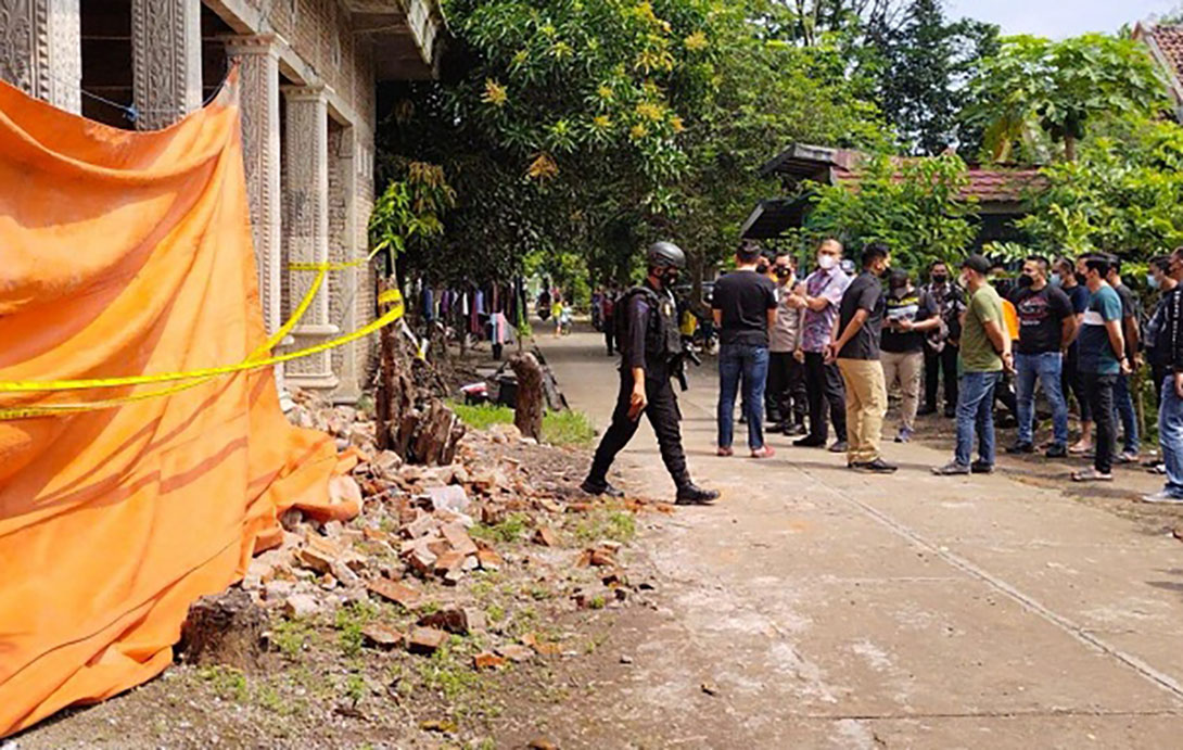 Tim gabungan dari Polda Jatim saat berada di TKP ledakan petasan, Dusun Balong Cino, Desa Blaru, Kecamatan Badas, Kabupaten Kediri. (Foto: Ist.)
