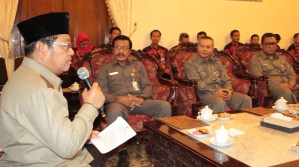 PENYERAHAN SK Plt - Bupati Sidoarjo H Saiful Ilah kala penyerahan SK Plt Direksi PDAM Delta Tirta, di Pendapa Delta Wibawa, Jumat (8/8/2014). foto istimewa