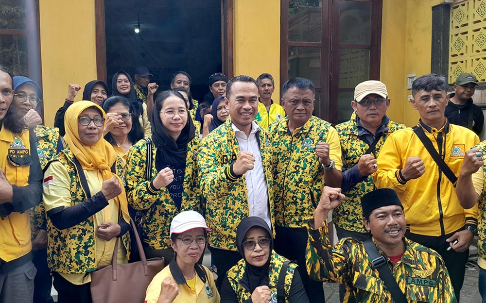 Djoko Prihatin (tengah, baju putih) saat mendaftar sebagai Calon Ketua DPD Partai Golkar Kota Malang.