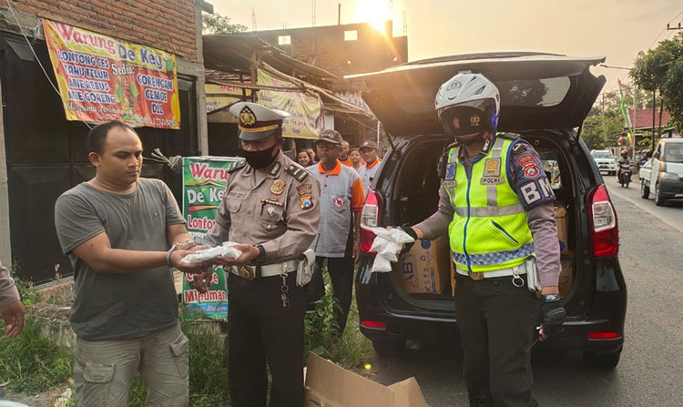 Farih (terborgol) saat diamankan petugas Satlantas Polres Kediri. (foto: ist).