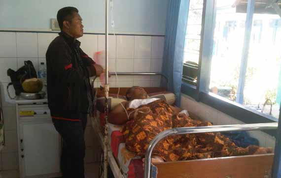 Korban saat dirawat di RSUD dr Sosodoro Djatikoesoemo Bojonegoro. foto: eki nurhadi/BANGSAONLINE