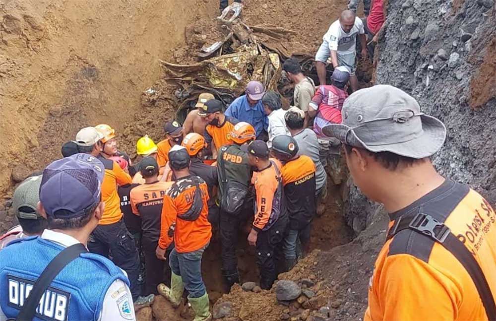 Petugas bersama warga saat megevakuasi koban tertimbun tanah longsor. (dok. Ist)