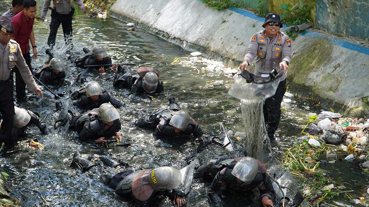 Kapolres Pamekasan saat memimpin latihan PHH atau Penanggulangan Huru-Hara.