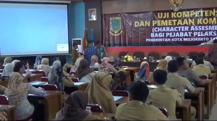 Nampak peserta assessment sedang mengikuti tes.