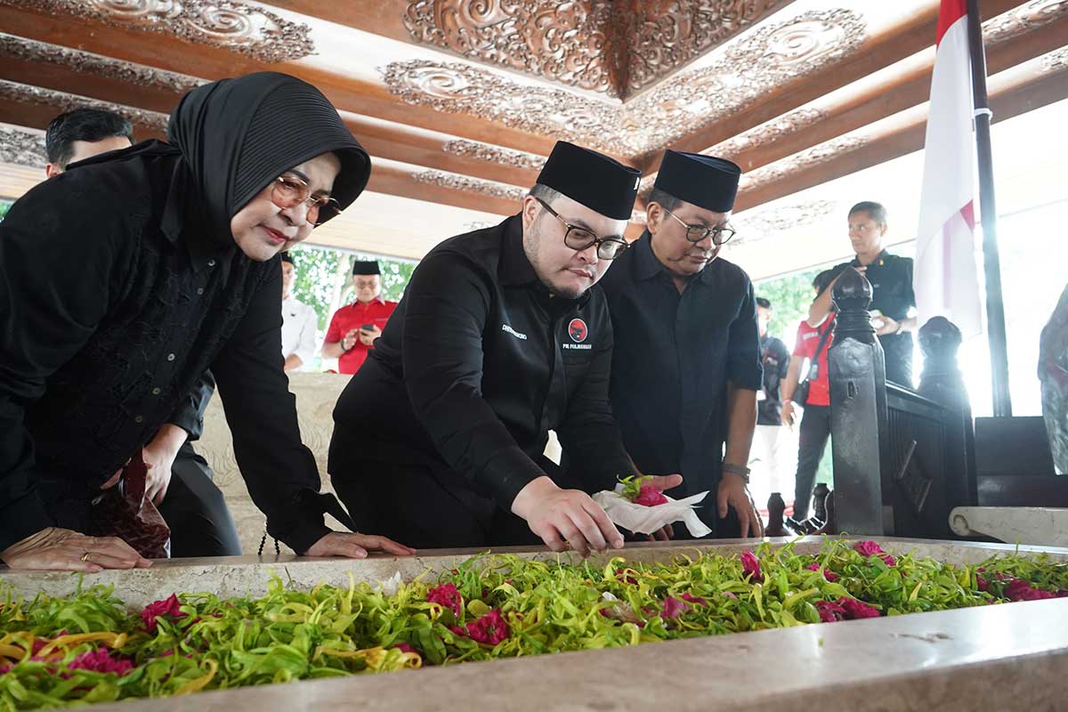 Bupati Kediri Hanindhito Himawan bersama ayahandanya Menteri Sekretaris Kabinet Indonesia (Menseskab) Pramono Anung saat menaburkan bunga di pusara Bapak Proklamator. Foto: Ist.