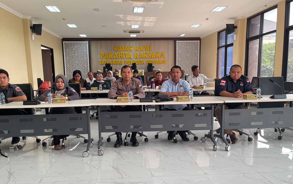 Humas Polresta Sidoarjo dan wartawan Pokja Polresta saat mengikuti diskusi soal Pemilu 2024. Foto: Ist
