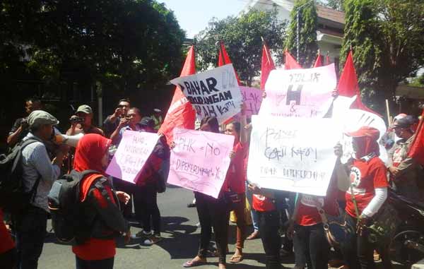 Massa saat mendatangai kantor DPRD Kabupaten Kediri. (dendi martoni/BANGSAONLINE)