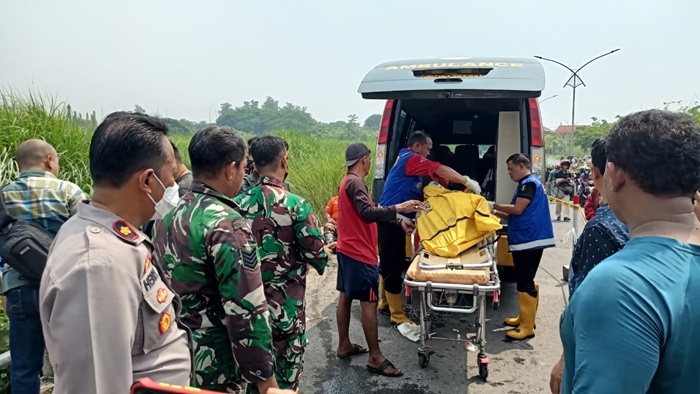 Petugas mengevakuasi mayat korban ke rumah sakit untuk dilakukan visum.