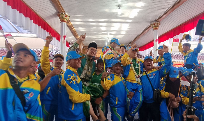 Bupati Bangkalan, R Abdul Latif Amin Imron, saat menyambut kontingen Porprov Jatim 2022.