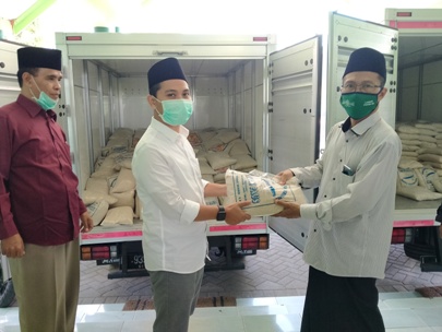 Muhammad Al-Barra (Gus Bara) berbaju putih menyerahkan paket sembako secara simbolik kepada Ketua PCNU Kabupaten Mojokerto KH Abdul Adzim Alwi di Kantor PCNU Mojokerto Jawa Timur disaksikan Sobirin, Kamis (16/4/2020). foto: MA/BANGSAONLINE.com