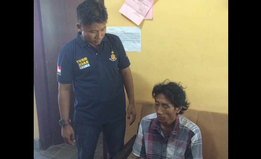Tersangka saat diamankan di Mapolsek Ngadiluweh Kabupaten Kediri. foto: arif kurniawan/ BANGSAONLINE