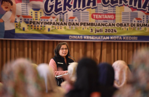 Pj Wali Kota Kediri Zanariah saat membuka Pelatihan Kader Gerakan Masyarakat Cerdas Menggunakan Obat