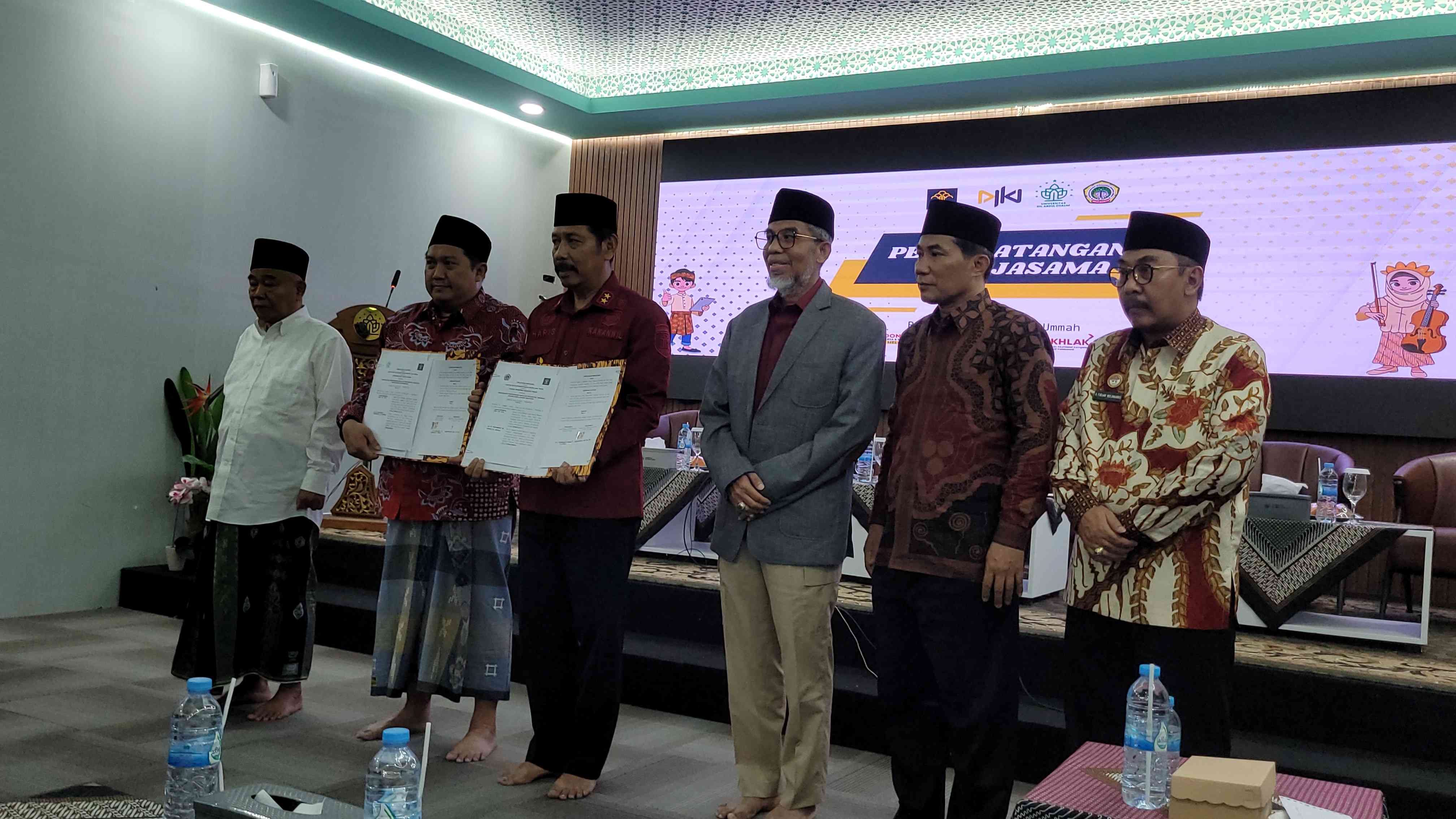 Tampak dari kiri: Prof Dr KH Asep Saifuddin Chalim, Dr Eng  H. Fadly Usman, Haris Sukamto, Ir Razilu, Dr H Zakaria Muhtadi dan pejabat kantor wilayah Jawa Timur. Foto: MMA/bangsaonline