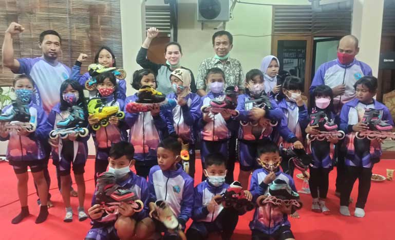 Wakil Bupati Bojonegoro Budi Irawanto bersama Kontingen Bojonegoro yang mengikuti Kejuaraan Provinsi (Kejurprov) Jawa Timur di Kabupaten Lumajang.