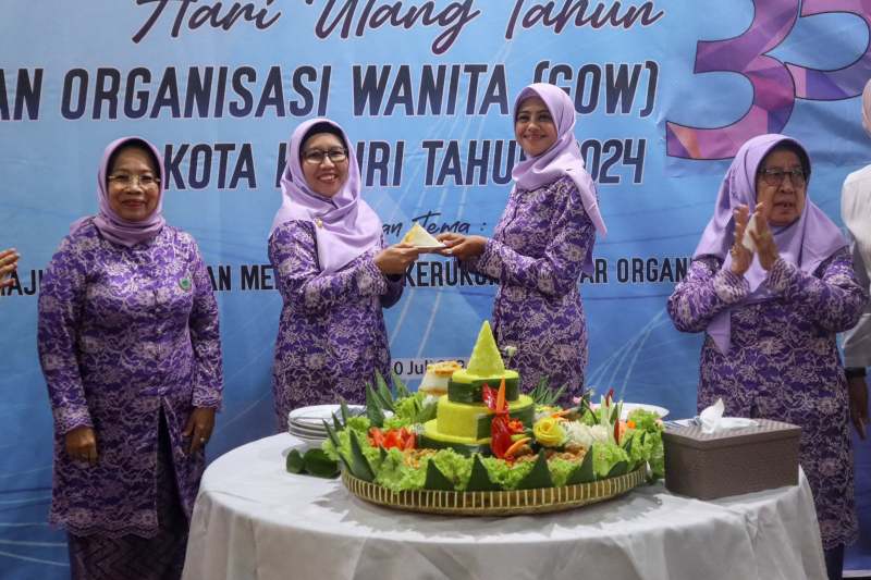 Pj Ketua TP PKK sekaligus Ketua Umum GOW Novita Bagus Alit,(nomor 2 dari kiri) saat menyerahkan potongan tumpeng kepada Ketua Perwosi Ferry Silviana.