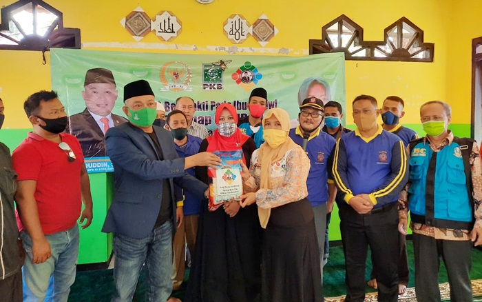 H. Syafiuddin Asmoro menyerahkan bantuan kepada Pinky Hidayati, S.Psi., M.Psi., Ketua UPT PSBR Pamekasan. 