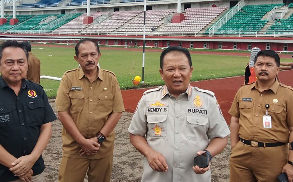 Bupati Hendy Siswanto saat memberikan keterangan di Jember Sport Garden, Selasa (14/6/2022).
