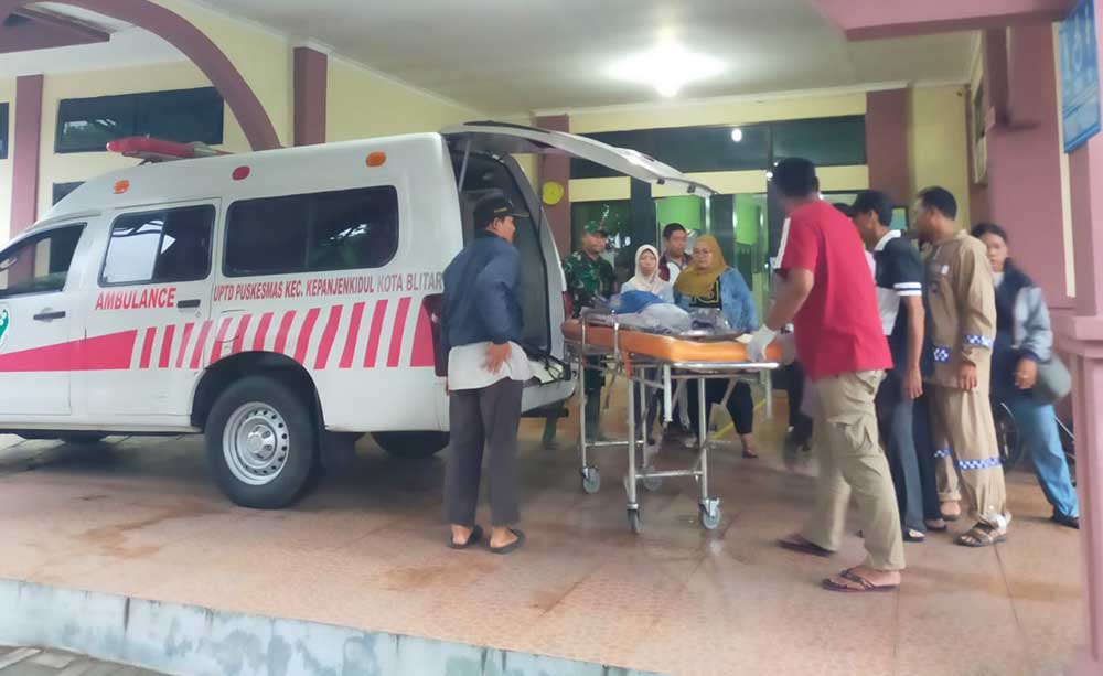 Korban sempat dibawa ke Puskesmas Kepanjenkidul untuk mendapatkan pertolongan.