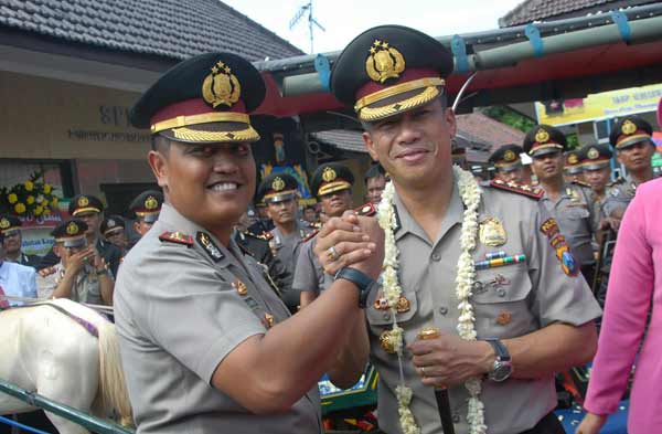 Kapolres Jombang, AKBP Sudjarwoko (kiri) saat sertijab beberapa waktu lalu. foto: beritajombang