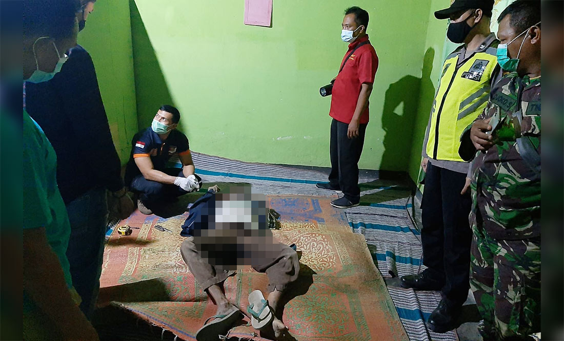 Jenasah Murdani saat dievakuasi petugas ke rumahnya. foto: ist.