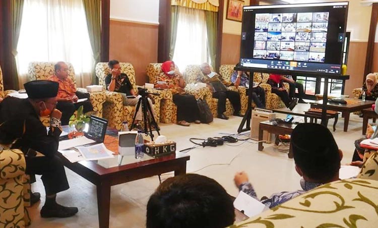 Bupati saat video conference dengan Gubernur Jawa Timur didampingi Sekretaris Daerah Ir. Edy Rasiyadi, beserta sejumlah Kepala OPD terkait di lingkungan Pemerintah Kabupaten Sumenep.