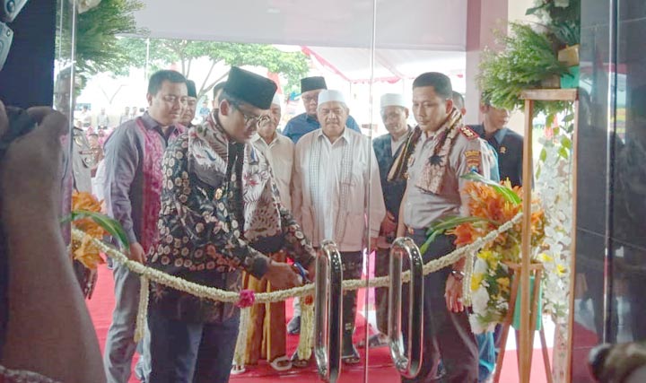 Bupati Bangkalan R. Abdul Latif Imron Amin saat meresemikan Mapolsek Burneh ditandai dengan pengguntingan rangkaian bunga.