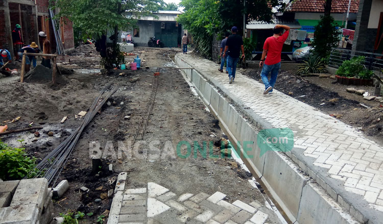 Proyek pembuatan saluran air di Lingkungan Kedungsari meresahkan warga. Anggaran mencapai miliaran rupiah, tapi pekerjaan tak tuntas. foto: YUDI EP/ BANGSAONLINE