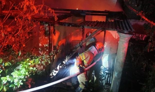 Petugas Damkar Bojonegoro saat berjibaku memadamkan api
