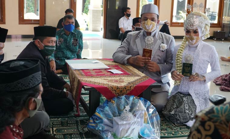 Pernikahan keduanya berlangsung di Masjid Al Aulya Polres Blitar Kota, Kamis (6/8/2020).