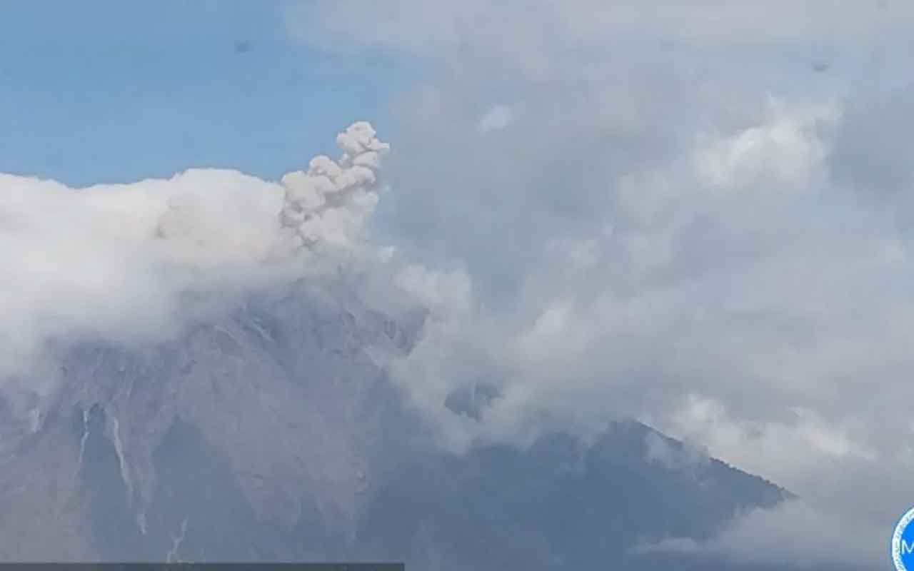 Gunung Semeru erupsi dengan tinggi letusan 600 meter di atas puncak dan abu vulkanik mengarah ke timur laut pada Selasa (6/1/2026). Foto: PVMBG