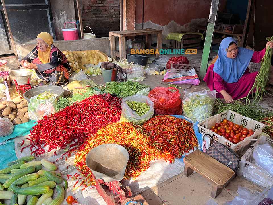 Harga cabai besar dan keriting di Jatim hari ini melonjak. Foto: Sulthon/Bangsaonline.
