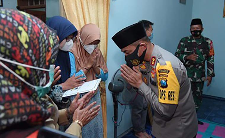 Kapolda Jatim Irjen Pol Nico Afinta menyampaikan duka mendalam atas peristiwa yang menimpa para keluarga korban KRI Nanggala 402. Ucapan dukacita itu disampaikan lewat para Kapolres di 11 daerah seluruh Jawa Timur. Tampak salah seorang kapolres takziah ke rumah duka korban KRI Nanggala 402. foto: ist