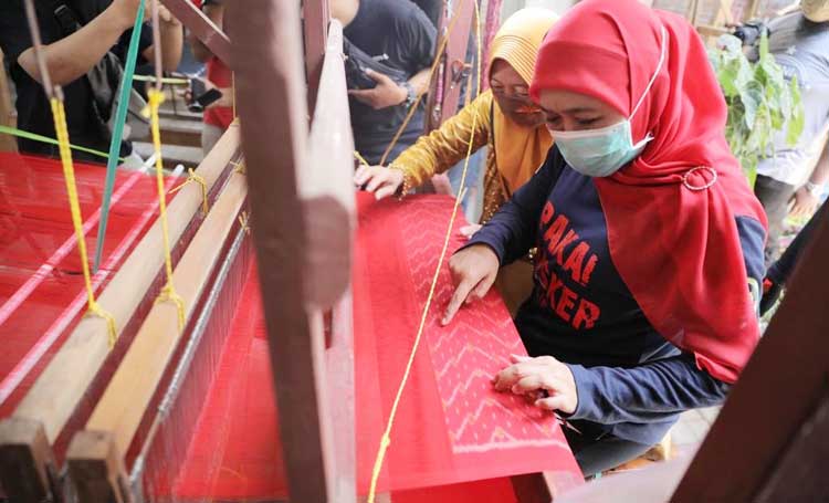 Gubernur Jawa Timur Khofifah Indar Parawansa saat meninjau Kampung Wisata Tenun Ikat di Bandar Kidul, Kota Kediri, Sabtu (3/10). foto: ist/ bangsaonline.com