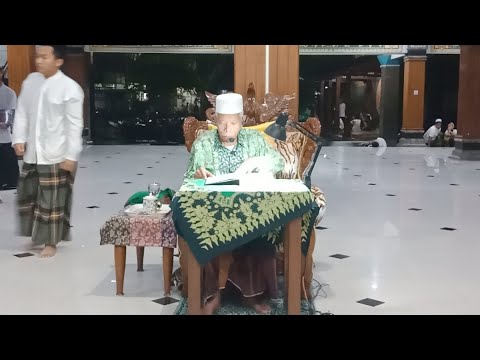 KH Habib Ahmad saat mengaji Kitab Shahih Bukhari dan Muslim di serambi Masjid Tebuireng Jombang Jawa Timur. foto: Tebuireng Online 