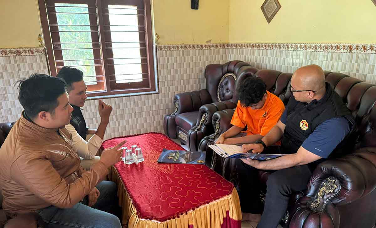 Petugas dari Imigrasi Blitar saat bersama WN Malaysia.