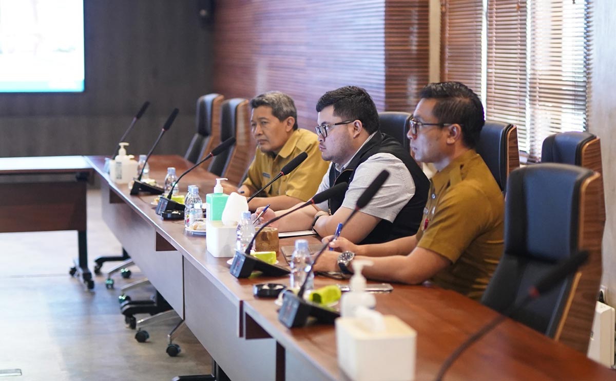 Bupati Kediri Hanindhito Himawan Pramana (memakai rompi) saat mengadakan pertemuan dengan KPPN Kediri. Foto: Ist.