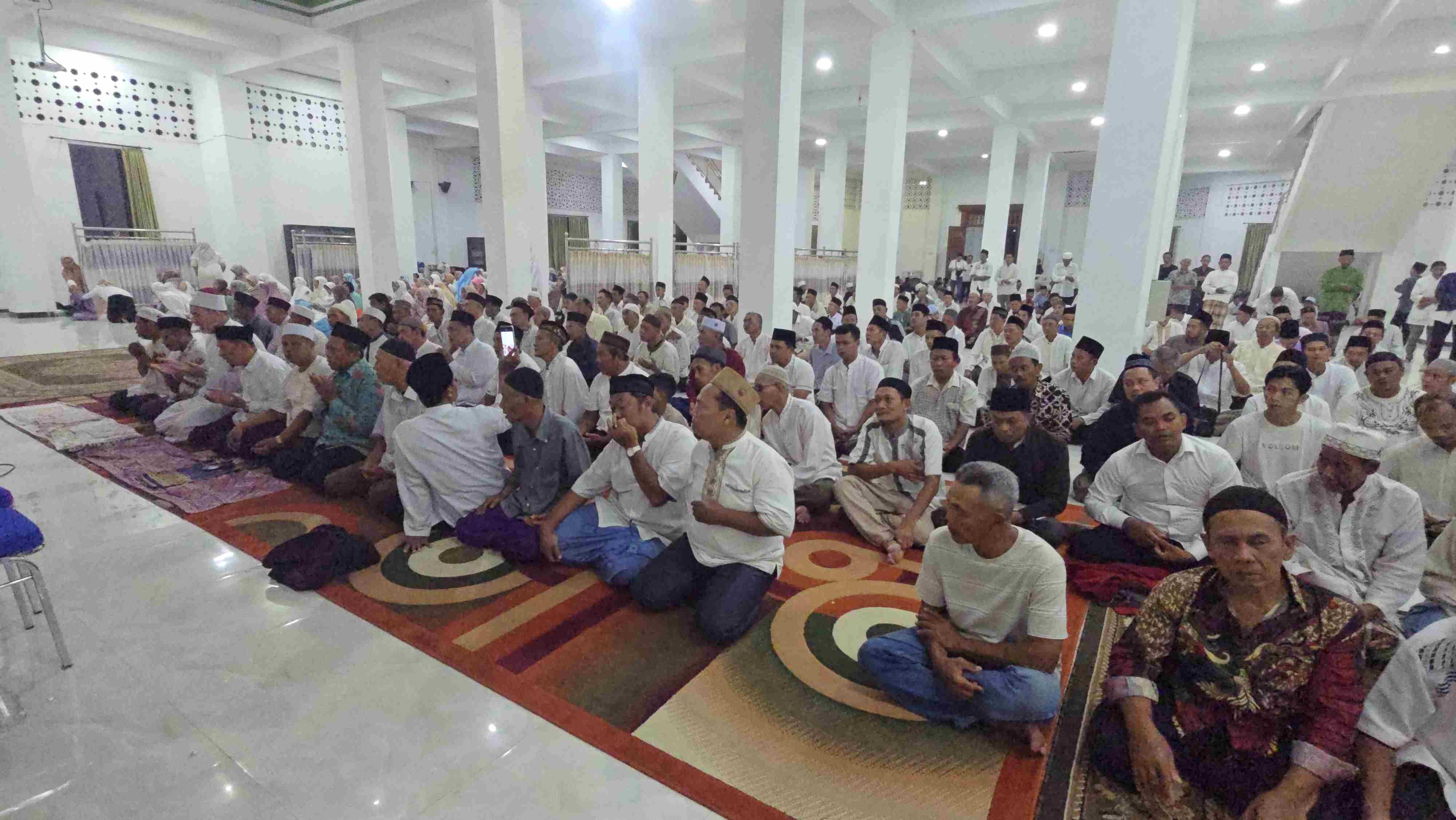 Ribuan warga NU yang mengamini doa Prof Dr KH Asep Saifuddin Chalim di Masjid Kampus Universiyas KH Abdul Chalim Pacet Mojokerto Jawa Timur, Ahad (15/3/2026). Foto: bangsaonline