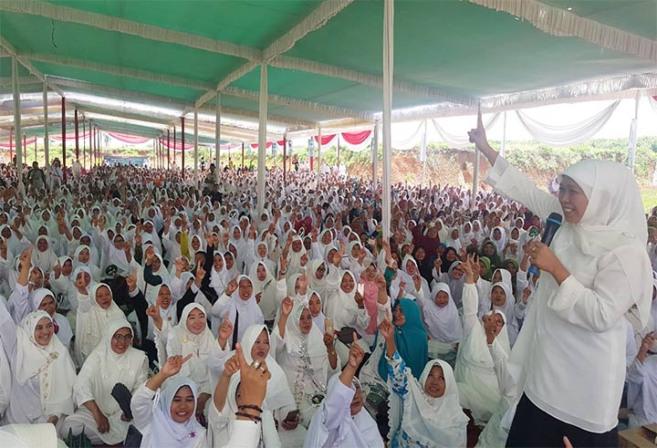 Khofifah memberikan orasi di hadapan ribuan kyai dan santri se-Provinsi Lampung.