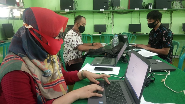 Wahyu Widyaningsih, Kepala SMPN 2 Papar saat memonitor kegiatan belajar dari rumah peserta didik melalui komputer di sekolah.