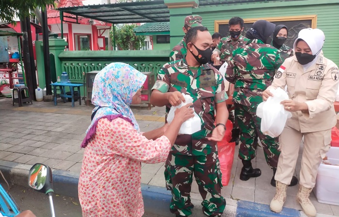 Dandim Ngawi saat memimpin pembagian takjil di depan Makodim.