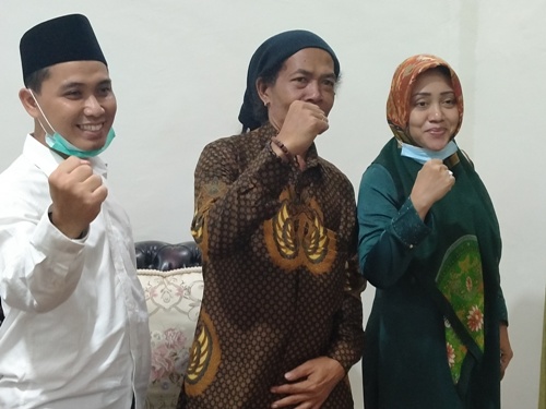 Cak Sodiq (tengah) bersama Gus Bara (kiri) dan Ikfina Fahmawati (kanan) saat di Institut KH Abdul Chalim Pacet Mojoketo Jawa Timur, Senin (18/5/2020) malam. foto: MMA/ bangsaonline.com
