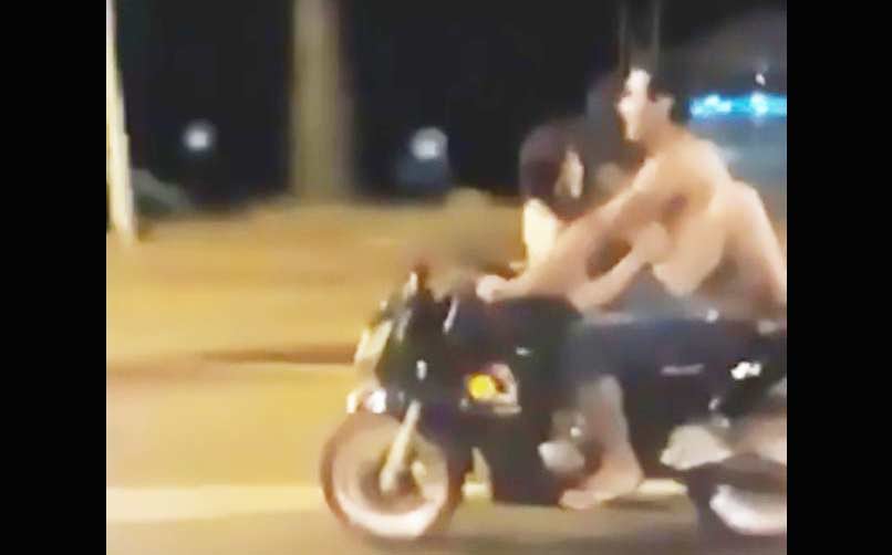 Posisi sudah wuenak atuh. Andai kejadiannya di ruas jalan di sini, yang muncul bukan istilah jeglongan sewu, tapi jeglongan mesra. foto: repro mirror