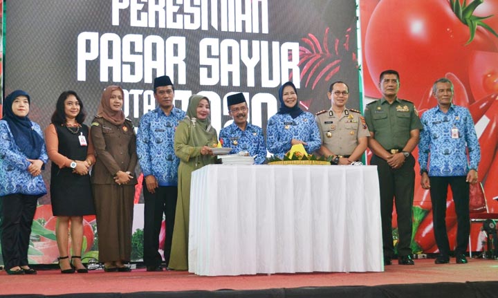 Peresmian Pasar Sayur Batu Tahap II diwarnai dengan pemotongan tumpeng.