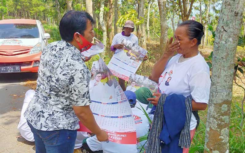 Abdul Rozaq, Sekretaris DPC Partai Gerindra Kabupaten Kediri, saat blusukan sampai ke pinggir hutan di Kecamatan Semen, untuk menyapa dan membagikan kaos dan masker. (foto: ist.)